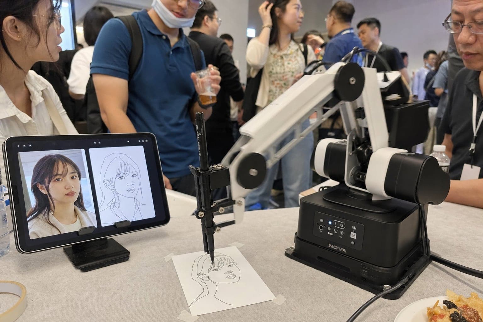 AI 素描機器人筆尖特寫，4×6 卡紙上的單線人像素描畫了一半