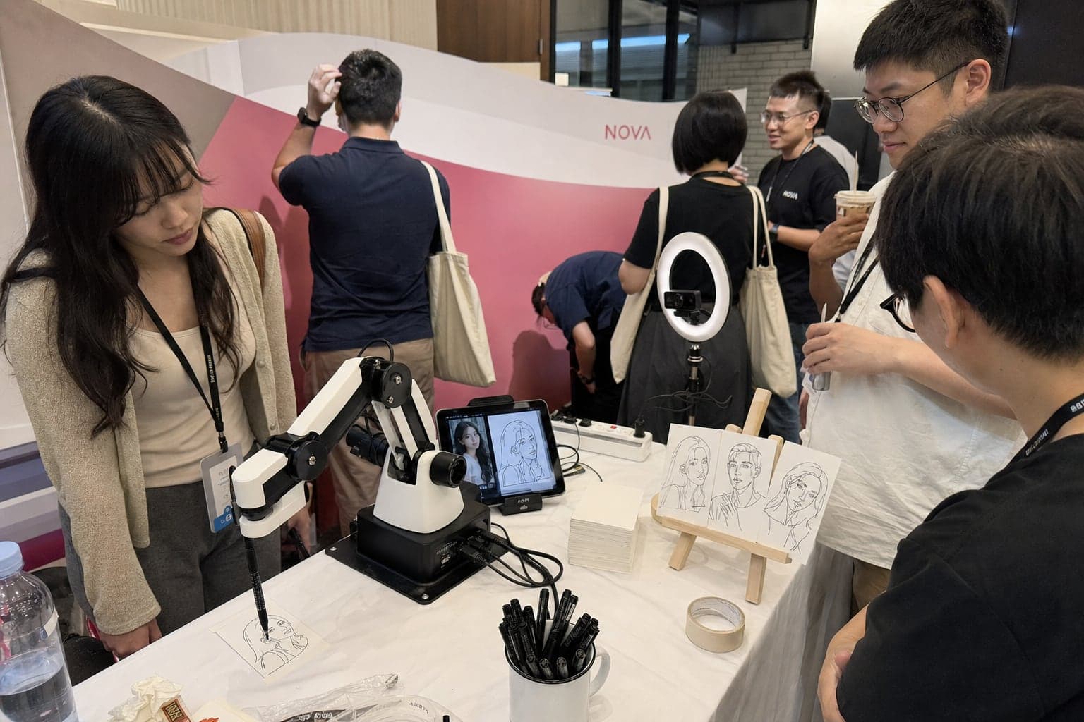 AI 素描機器人桌面全套：機器人、平板、鏡頭、紙張與樣張畫架