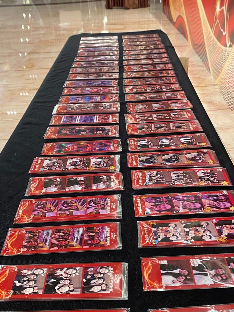聯華食品尾牙 2026：一整桌當晚印出的四格拍貼條，紅色主視覺邊框。