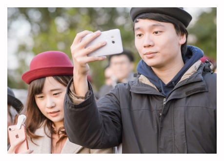 現場照片-賓客使用手機拍照