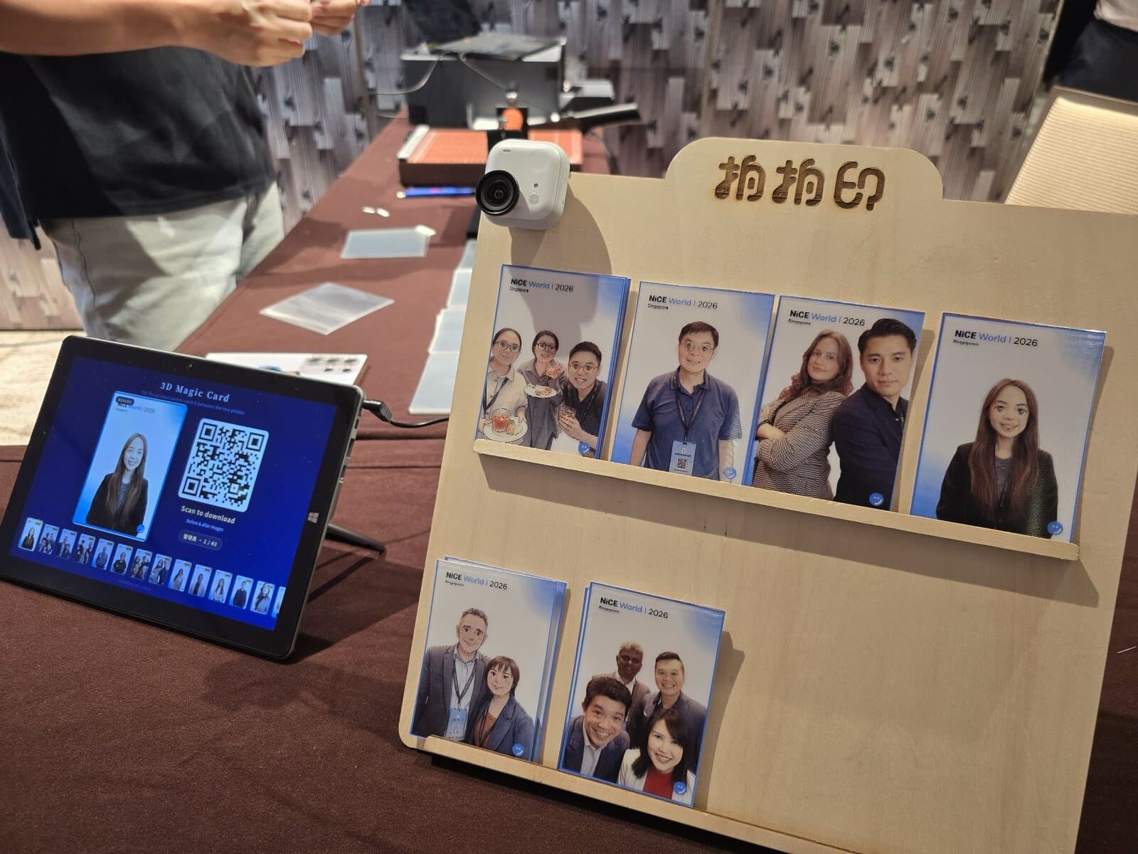 3D 魔法動卡攤位:拍攝相機、印好的光柵動卡展示架與平板 QR Code 下載畫面