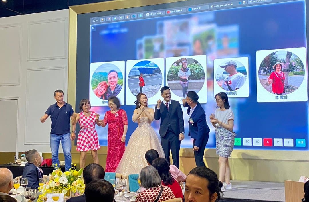 明亮大螢幕滿是賓客圓形頭像,一排中獎者上台合影